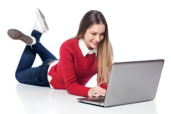 Junge Studentin vor Ihrem Computer